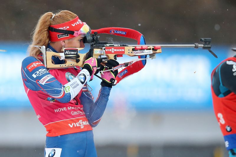 Gabriela Koukalová na střelnici.jpg