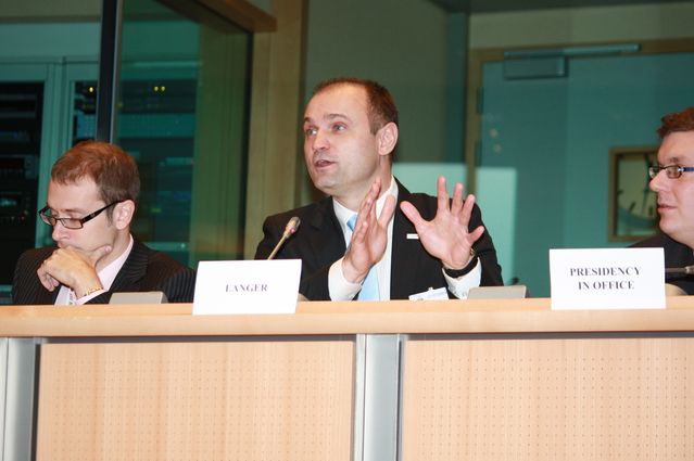 Ministr Ivan Langer během jednání ITRE (Výboru EP pro průmysl, výzkum a energetiku)
