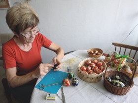 Marie Hochová při zdobení vajec. Foto: Radoslav Bernat.