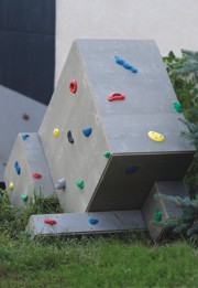 Plastika Umělý kámen na sídlišti Nad jazerom v Košicích od Pavla Karouse. Foto: archiv Pavla Karouse.