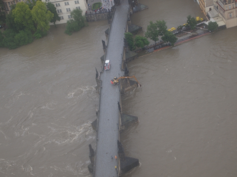 1-016 - Karlův most - bagr.jpg