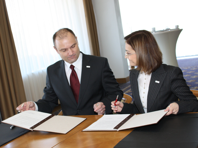 Signing the memorandum