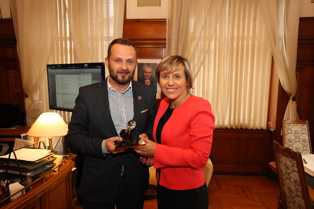 01 - Primátor Tibor Batthyány a náměstkyně Jana Vildumetzová s oceněním Přívětivý úřad 2016