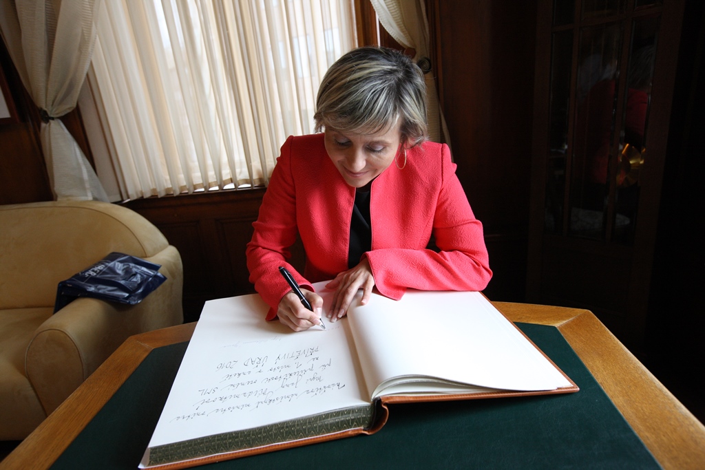 03 - Náměstkyně Vildumetzová se podepisuje do návštěvní knihy