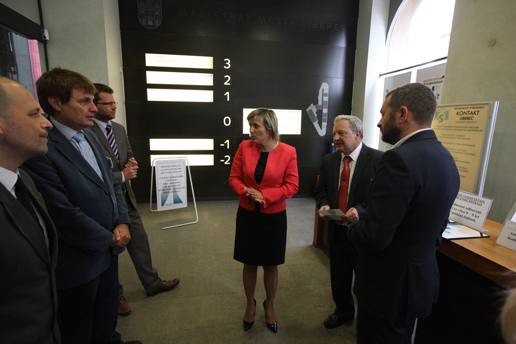 05 - Vstupní hala magistrátu s orientačním plánem