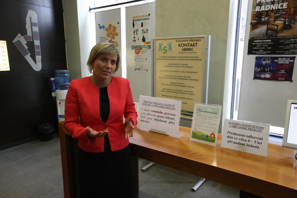 09 - Vstupní hala magistrátu s orientačním plánem