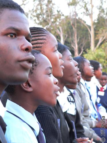 Studenti školy Nkomba zpívají jako poděkování ČR a jejímu lektorovi píseň, kterou sami složili