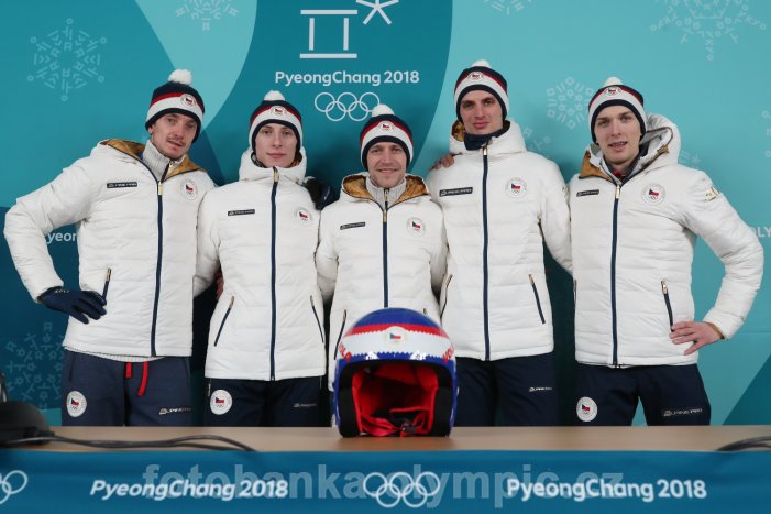 f_05 Roman Koudelka a Čestmír Kožíšek (3.a 4. zleva) s reprezentačními kolegy.jpg