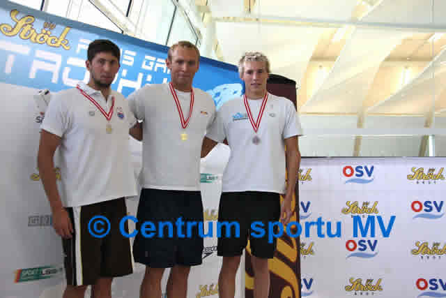 Michal Rubáček na stupních vítězů (1.místo na 100m motýlek).jpg